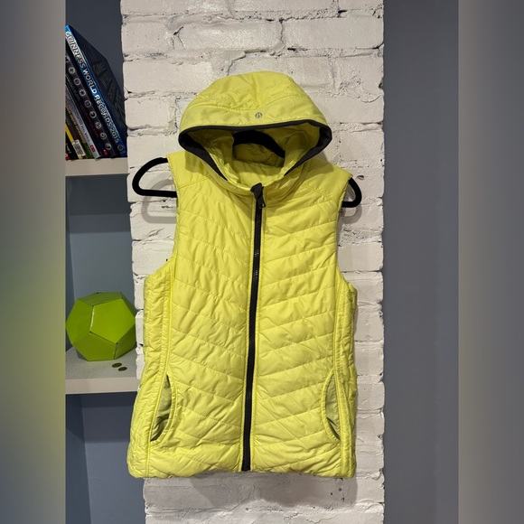 Lululemon Athletica - Reversible Bright Yellow Puffer Vest with Hood Size 6‎ - Picture 7 of 10